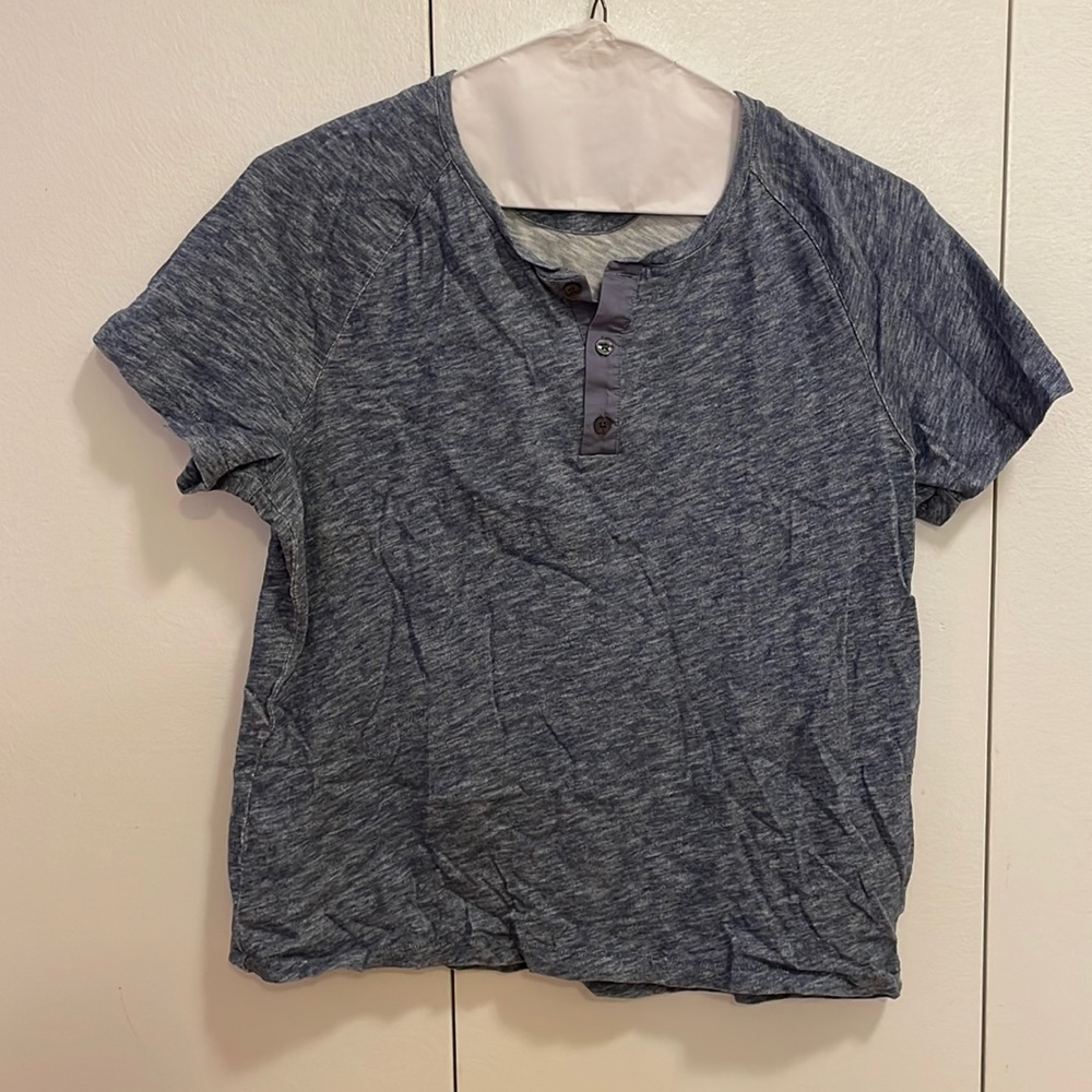 Vince - men blue button tee shirt size large; like new